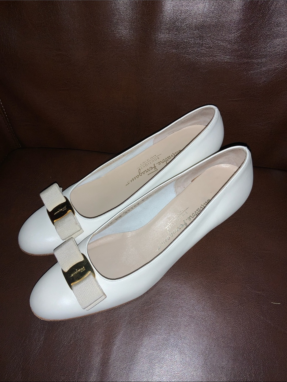 Salvatore Ferragamo Vera bow womens dress pumps. Barely worn. Sz 9.5 AA. ITALY